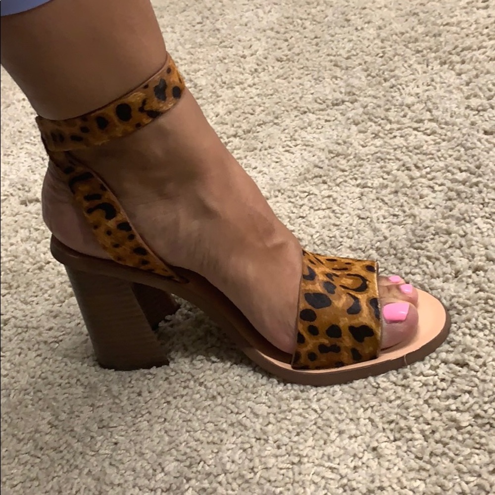 Gianni Bini leopard skin sandals